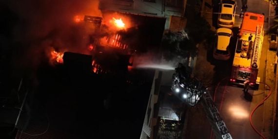 İstanbul'da 5 katlı binanın çatısında yangın