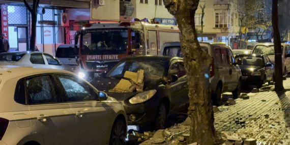 İstanbul'da 6 katlı binanın 2 balkonunda çökme meydana geldi