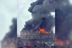 İstanbul'da çakmak fabrikasında yangın: Gökyüzü siyaha büründü