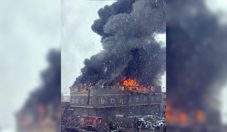 İstanbul'da çakmak fabrikasında yangın: Gökyüzü siyaha büründü