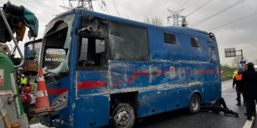 İstanbul'da cezaevi nakil aracı devrildi: 19 yaralı