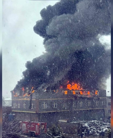 İstanbul'da fabrika yangını: Gökyüzü siyaha büründü