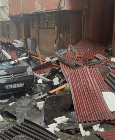 İstanbul'da fırtına etkisini sürdürüyor