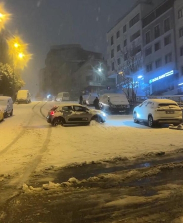 İstanbul'da kar yağışı etkisini artırdı