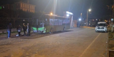 İstanbul'da otomobil ile özel halk otobüsü çarpıştı