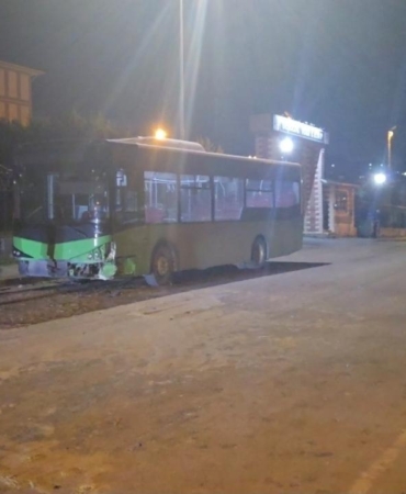 İstanbul'da otomobil ile özel halk otobüsü çarpıştı