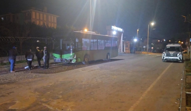 İstanbul'da otomobil ile özel halk otobüsü çarpıştı