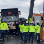 İstanbul'da yolcu otobüsünün çarptığı otomobil gişede sıkıştı: 2 ölü