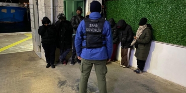 İzmir'de 10 düzensiz göçmen ve 3 insan kaçakçısı yakalandı