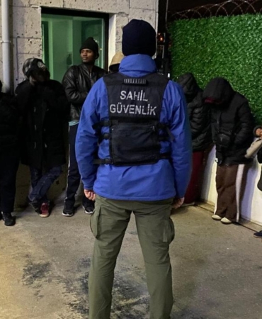 İzmir'de 10 düzensiz göçmen ve 3 insan kaçakçısı yakalandı