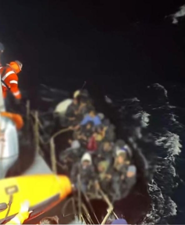 İzmir'de düzensiz göçmenleri taşıyan bot battı