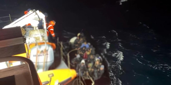 İzmir'de düzensiz göçmenleri taşıyan bot battı