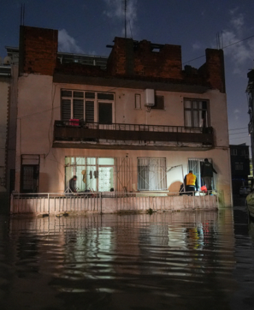 İzmir'de yollar göle döndü