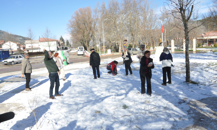 İzmir'in yüksek kesimlerine kar yağdı