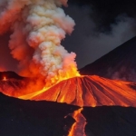 Japonya'da kaybolan helikopterin enkazı, Aso Yanardağı'ndaki kraterde bulundu