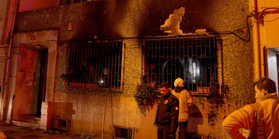 Kadıköy'de 4 katlı binada yangın: 1'i ağır 8 yaralı