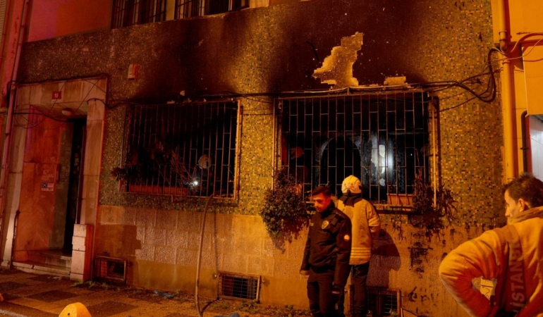 Kadıköy'de 4 katlı binada yangın: 1'i ağır 8 yaralı
