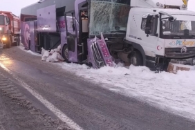 Kars'ta yolcu otobüsü kamyona çarptı: 9 yaralı