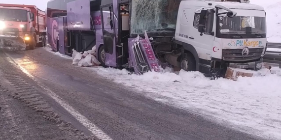 Kars'ta yolcu otobüsü kamyona çarptı: 9 yaralı
