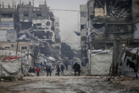 Katil İsrail, Gazze'ye hava ve topçu saldırıları düzenlemeye devam etti