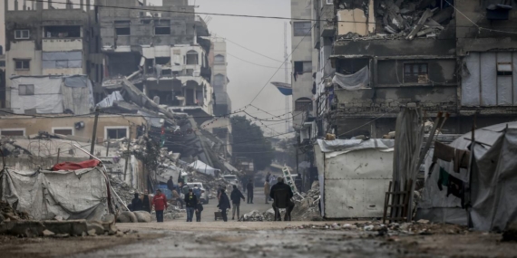 Katil İsrail, Gazze'ye hava ve topçu saldırıları düzenlemeye devam etti