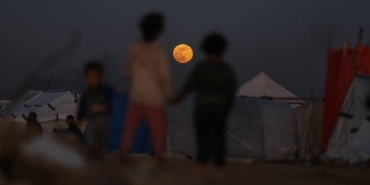 Katil İsrail ordusu, Gazze'de çadırları ve okulları bombalayarak 7 Filistinliyi öldürdü