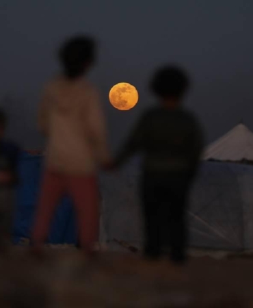Katil İsrail ordusu, Gazze'de çadırları ve okulları bombalayarak 7 Filistinliyi öldürdü