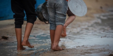 Katil İsrail'in Gazze'ye saldırısında 2 Filistinli yaşamını yitirdi