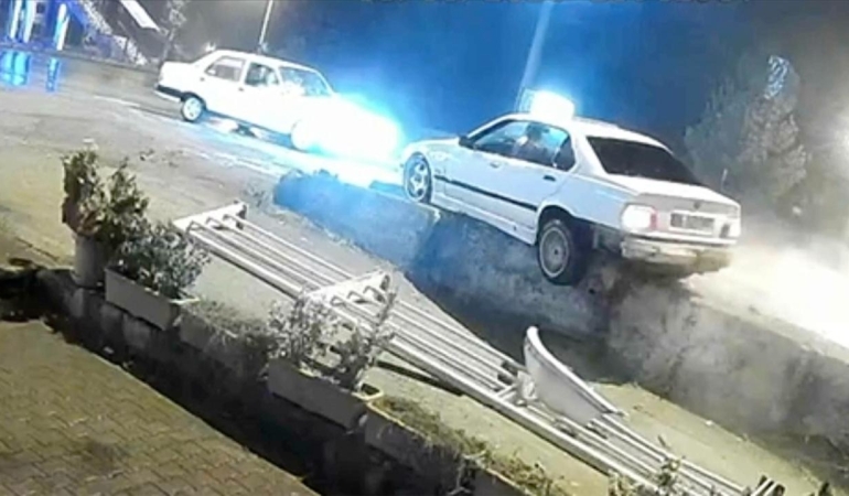 Kazayı yaptı, aracını bırakıp kaçtı