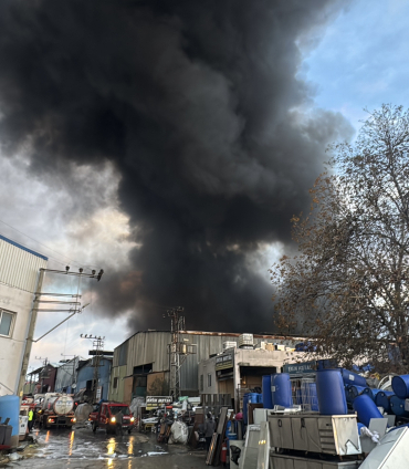 Mersin'de geri dönüşüm fabrikasında yangın