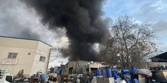 Mersin'de geri dönüşüm fabrikasında yangın