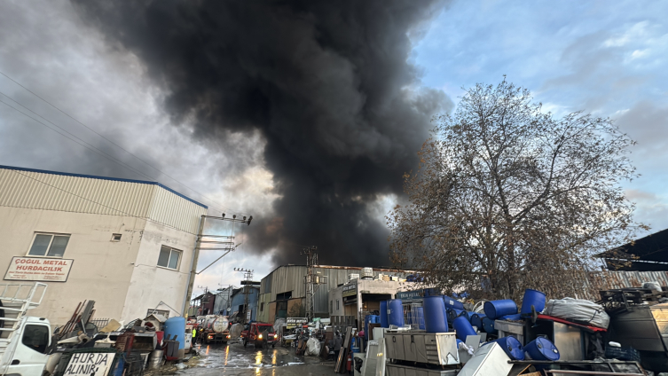 Mersin'de geri dönüşüm fabrikasında yangın