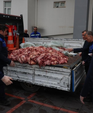 Mersin'de kamyonette 500 kilogram bozuk et ele geçirildi