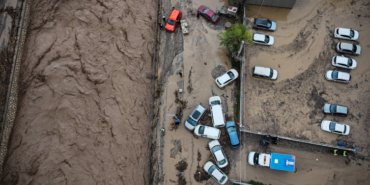 Mersin'de sağanak sele dönüştü: Araçlar su altında kaldı