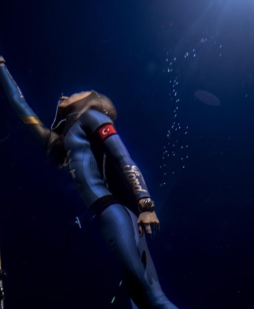 Milli yüzücü Şahika Ercümen Gazze için nefes tuttu, dünya rekoru kırdı