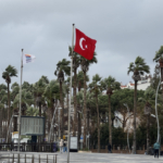 Muğla'da kuvvetli rüzgar: Dalgalar balkonlara ulaştı