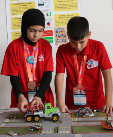 Ortaokul öğrencilerinden trafik güvenliğine yerli çözüm ödüllendirildi