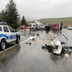 Otobüs otomobili kağıt gibi ezdi: Ölü ve yaralı var