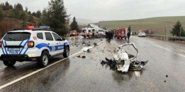 Otobüs otomobili kağıt gibi ezdi: Ölü ve yaralı var