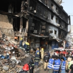 Pakistan'daki alışveriş merkezinde çıkan yangında ölenlerin sayısı 60'a yükseldi