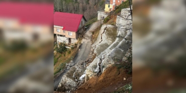 Rize'de heyelan nedeniyle istinat duvarı çöktü