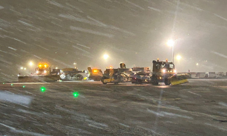 Sabiha Gökçen Havalimanı'nda karla mücadele sürüyor