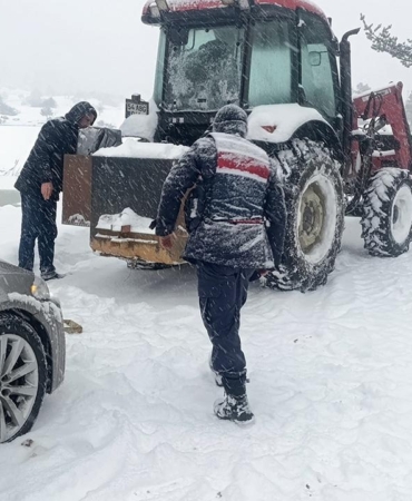 Sakarya'da yoğun kar: Mahsur kalan 15 araç kurtarıldı