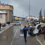 Samsun'da kuvvetli rüzgar okul çatısını yola uçurdu