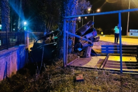 Samsun'da otomobil otobüs durağına çarptı: 1 yaralı