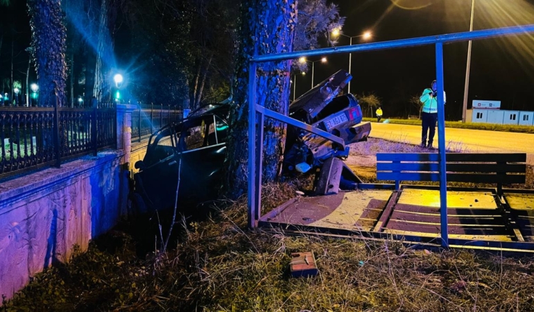 Samsun'da otomobil otobüs durağına çarptı: 1 yaralı