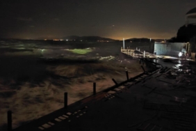 Şiddetli fırtınada denize düşen 3 işçiden 1'i öldü