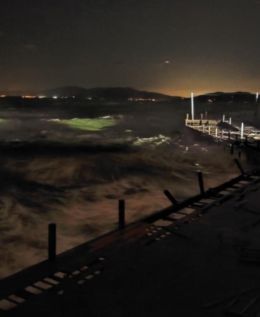 Şiddetli fırtınada denize düşen 3 işçiden 1'i öldü