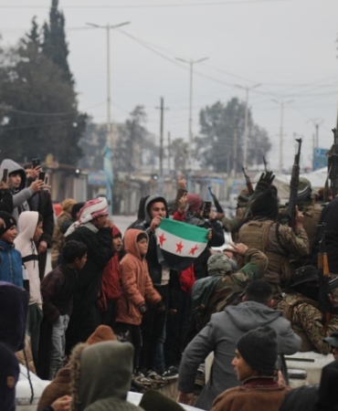 Soğuk ve yağmura rağmen Suriyeliler eve dönüş sevinci yaşıyor