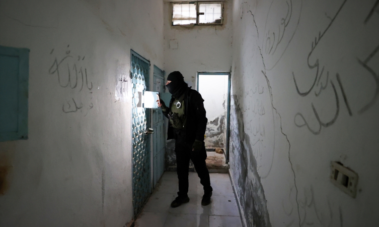 Suriye'nin Tabka ilçesindeki terör örgütü YPG hapishanesi görüntülendi